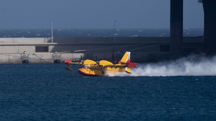 Un hidroavión carga agua en el Puerto de Granadilla (Tenerife) durante las labores de extinción del incendio forestal declarado en el municipio tinerfeño de Arico. EFE/Ramón de la Rocha