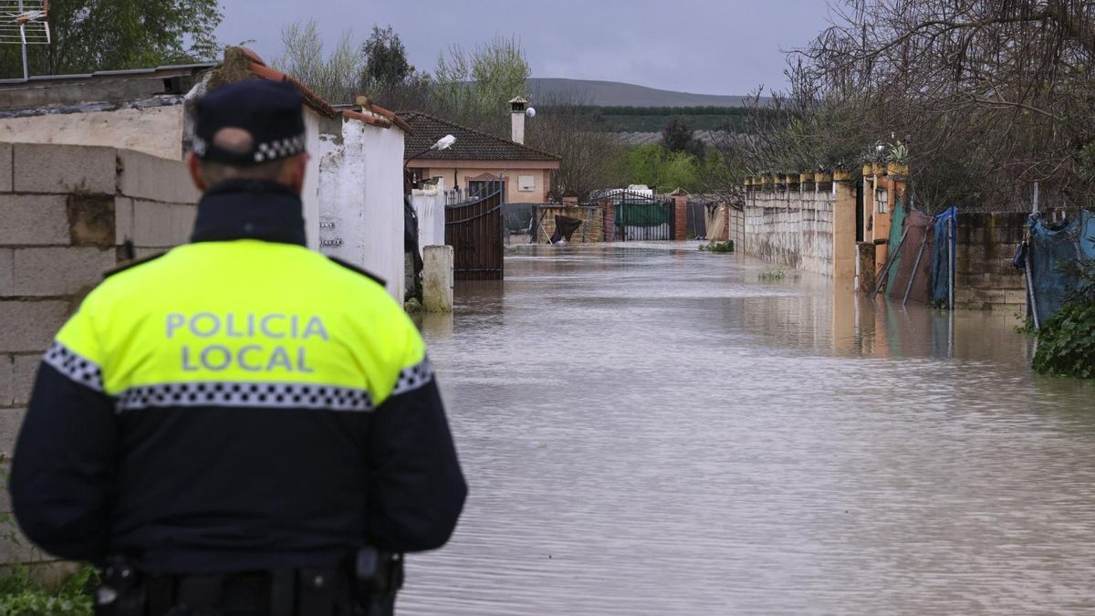 Archivo - Imágenes del desalojo de viviendas en las parcelaciones más propensas a sufrir inundaciones como Ribera Baja de Alcolea, Camino de la Barca Guadalvalle y la Altea, así como en el asentamiento Molino del Ciego en el Arroyo, 18 de marzo de 2025 en