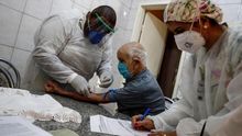 El jubilado Salvador Lopez Caylera, de 83 años, se somete a una prueba serológica en su residencia este martes, en Sao Paulo (Brasil).