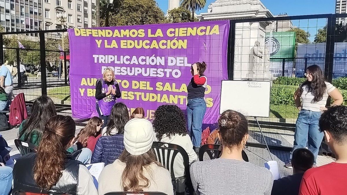 Docentes de la UBA dan clases públicas frente a la Casa Rosada en reclamo por la Ley de Financiamiento Universitario