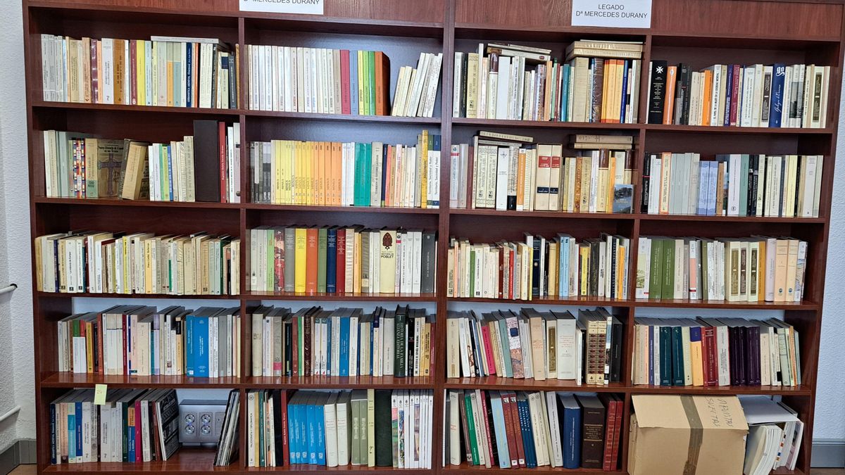 La académica Mercedes Durany Castrillo dona más de 600 volúmenes a la Biblioteca de Ponferrada.
