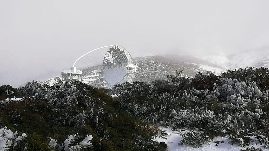 El manto blanco dejado por la nevada se muestra en el entorno del Roque de Los Muchachos tras despejarse parcialmente el cielo. Foto: ANA BEA