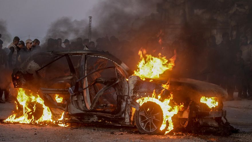 Un vehículo destruido en llamas tras un ataque aéreo israelí en la carretera Al Rashid, al suroeste de la ciudad de Gaza, el 8 de abril de 2026. El ataque israelí provocó la muerte del corresponsal de Al Jazeera, Mohammed Wshah.. EFE/EPA/MOHAMMED SABER