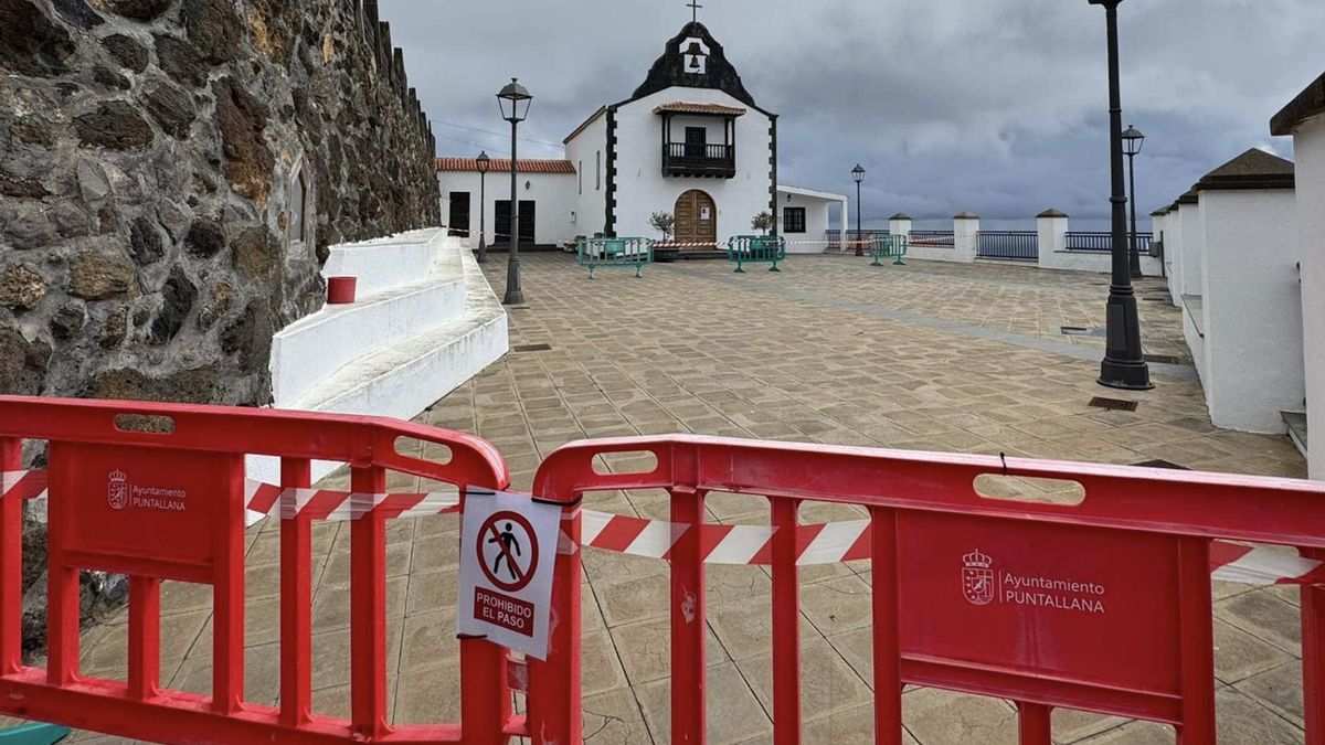 Cerrada la plaza de Tenagua  de Puntallana por riesgo de caída de la espadaña de la ermita