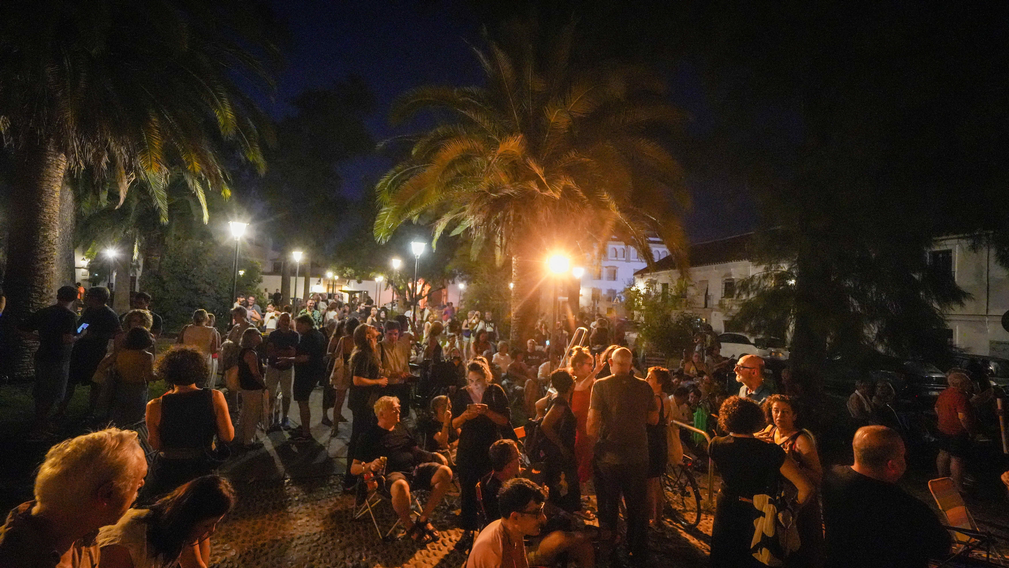 Concentración en defensa de los cines de verano, con la proyección de Un perro andaluz en la plaza de la Magdalena