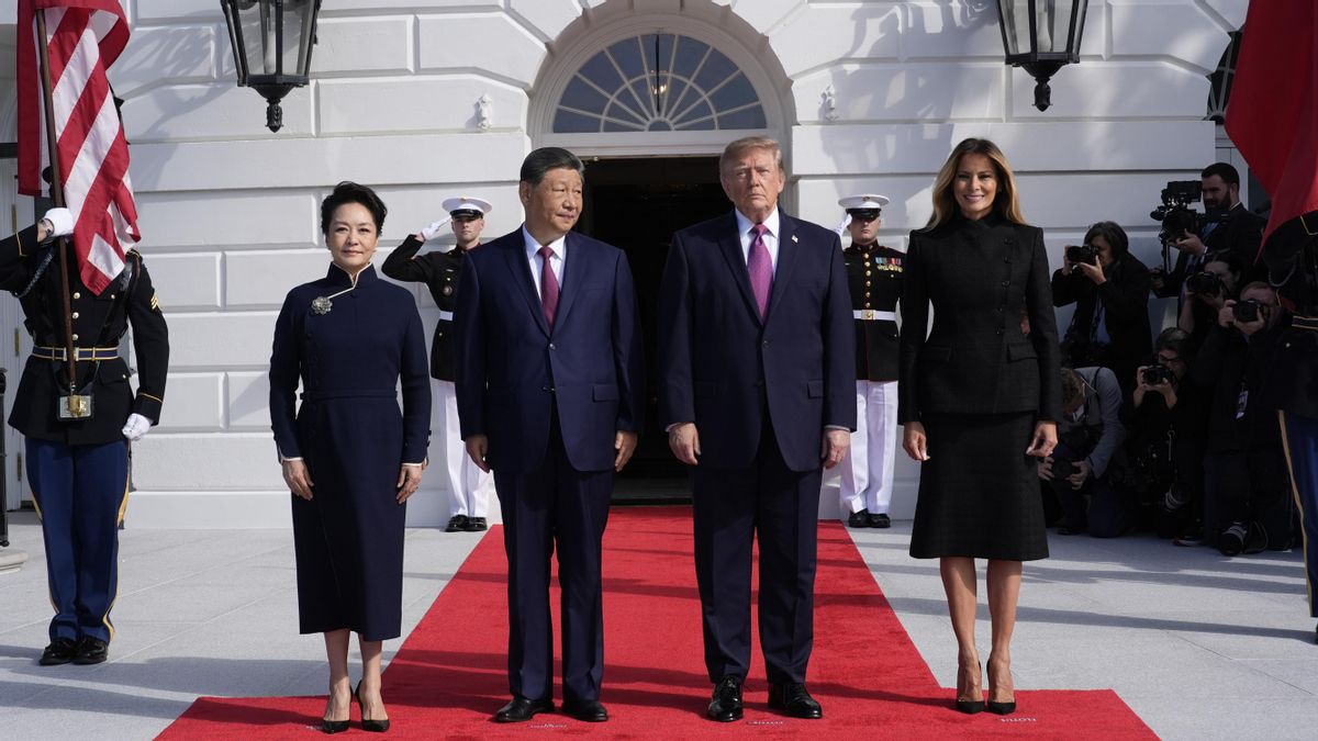 El presidente de Estados Unidos, Donald J. Trump, y la primera dama, Melania Trump, reciben al presidente de China, Xi Jinping, y a la primera dama, Peng Liyuan, con motivo de una visita de Estado en el Pórtico Sur de la Casa Blanca, en Washington D. C., Estados Unidos, el 24 de septiembre de 2026. (Estados Unidos) EFE/Yuri Gripas / POOL