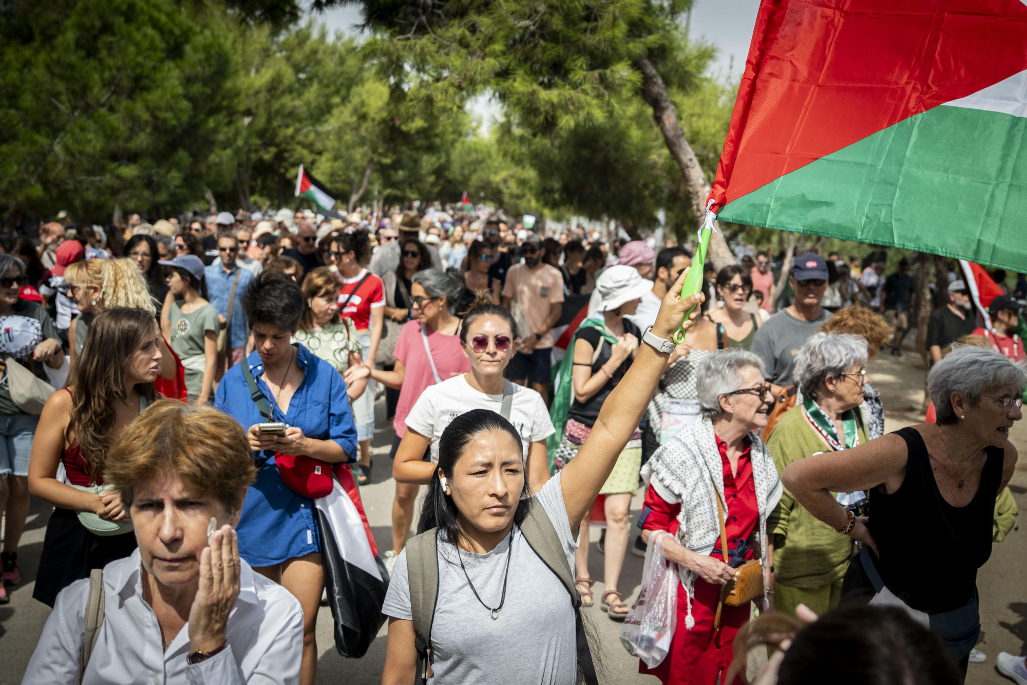 Cientos de personas llenan las orillas de Madrid Río en solidaridad con Gaza y para apoyar a la Global Sumud Flotilla