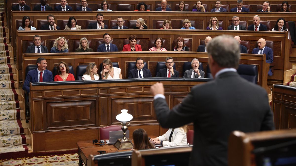 Alberto Núñez Feijóo interviene ante Pedro Sánchez durante una sesión de Control al Gobierno, en el Congreso de los Diputados, a 7 de octubre de 2025, en Madrid (España).