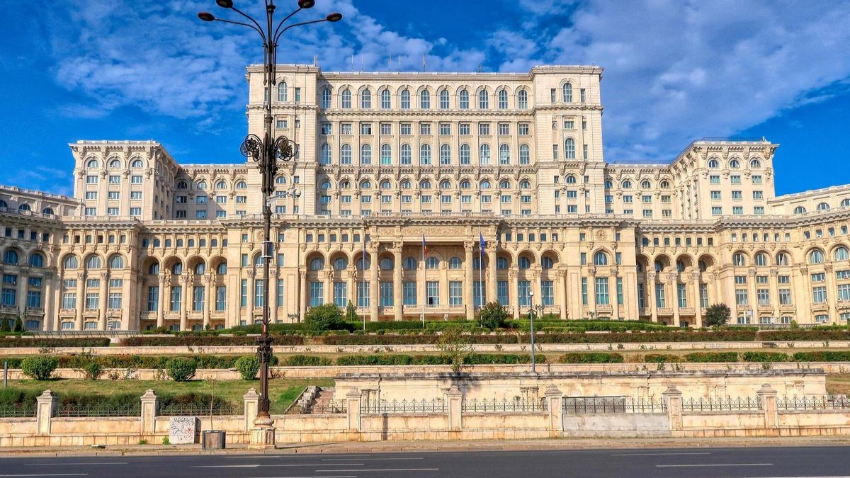 El imponente Palacio del Parlamento de Bucarest.