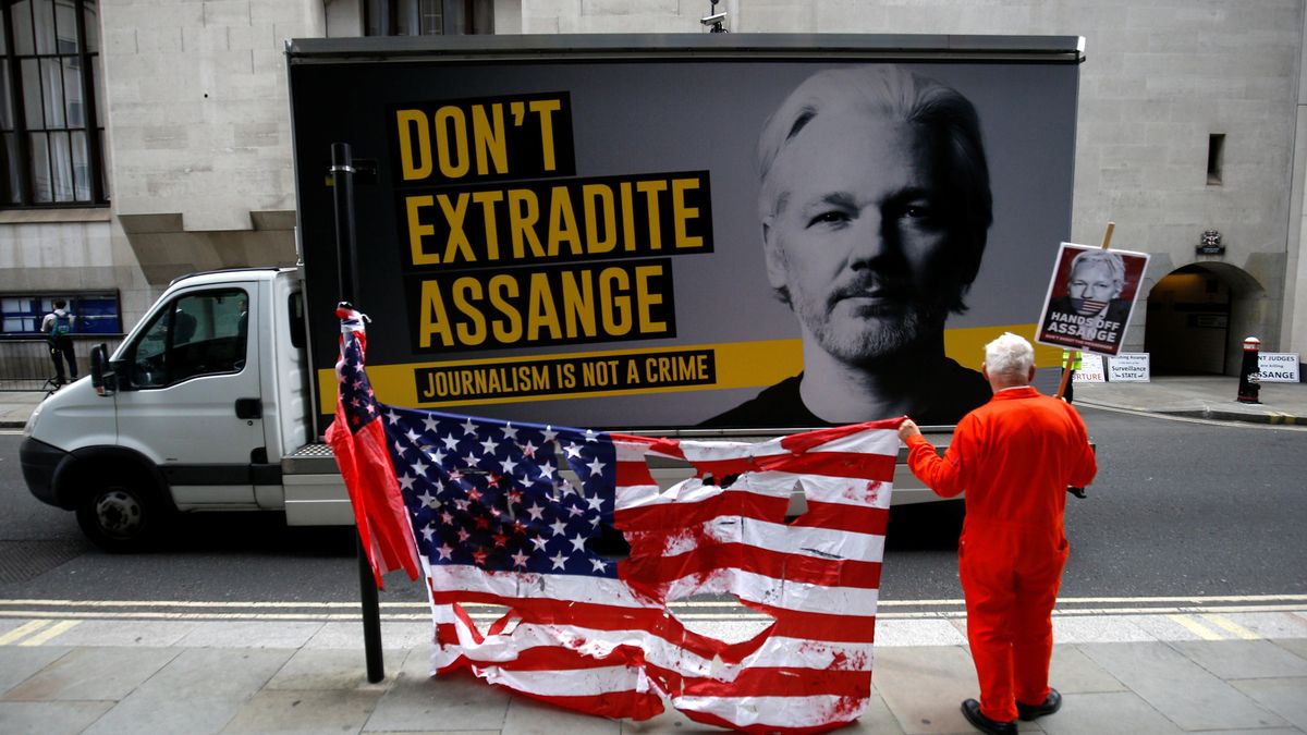 Protesta a las afueras del edificio donde se celebra la vista de Assange