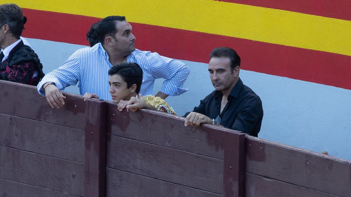 Enrique Ponce junto a Marco Pérez, menor de edad todavía y ya matador de toros profesional.
