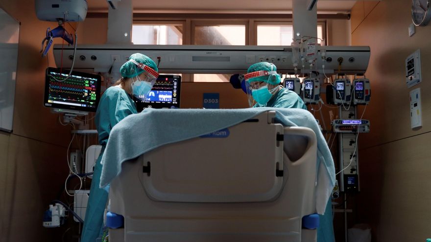 Dos profesionales sanitarios trabajan en la UCI del Hospital Vall d'Hebron de Barcelona. EFE/Alberto Estévez/Archivo
