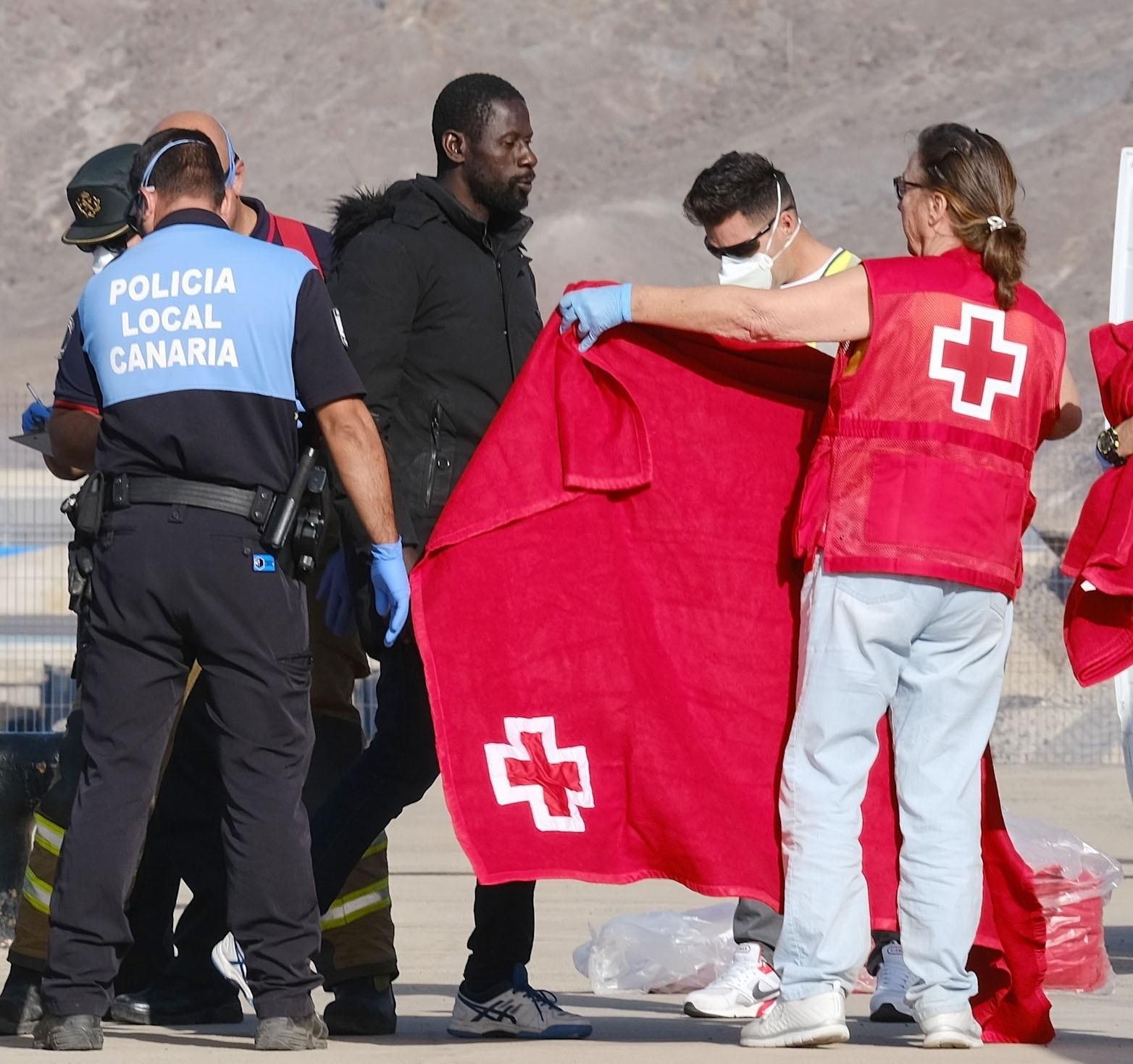 Un barco de Salvamento Marítimo ha rescatado este lunes a 20 kilómetros de Fuerteventura a 68 inmigrantes que se dirigían a Canarias en una lancha neumática.