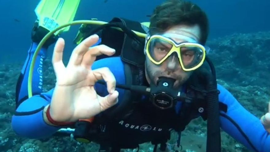 David Bisbal saluda a la cámara de Jesus Calleja durante su inmersión