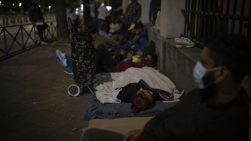Una noche en la cola de los migrantes empujados a dormir a la intemperie para conseguir un papel de la regularización