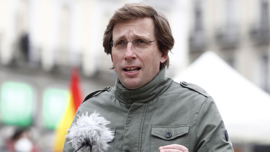 El alcalde de Madrid y portavoz nacional del PP, José Luis Martínez-Almeida, presenta una campaña de recogida de firmas para apoyar a las Fuerzas y Cuerpos de Seguridad, este domingo en la Puerta del Sol.  EFE/ Javier López