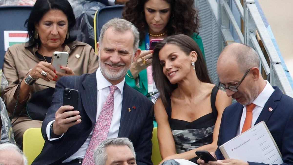 El Rey Felipe VI (i) y la Reina Letizia (c) durante la ceremonia de inauguración de los Juegos Olímpicos