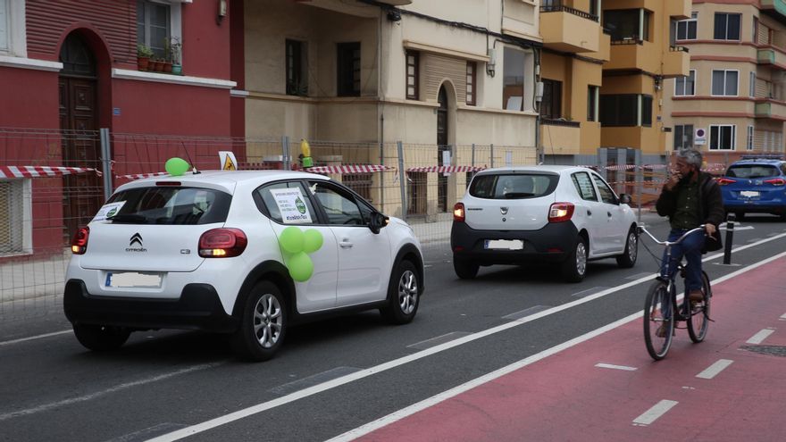 Protestas en forma de caravana para reivindicar que se aplacen las oposiciones de Secundaria en las Islas