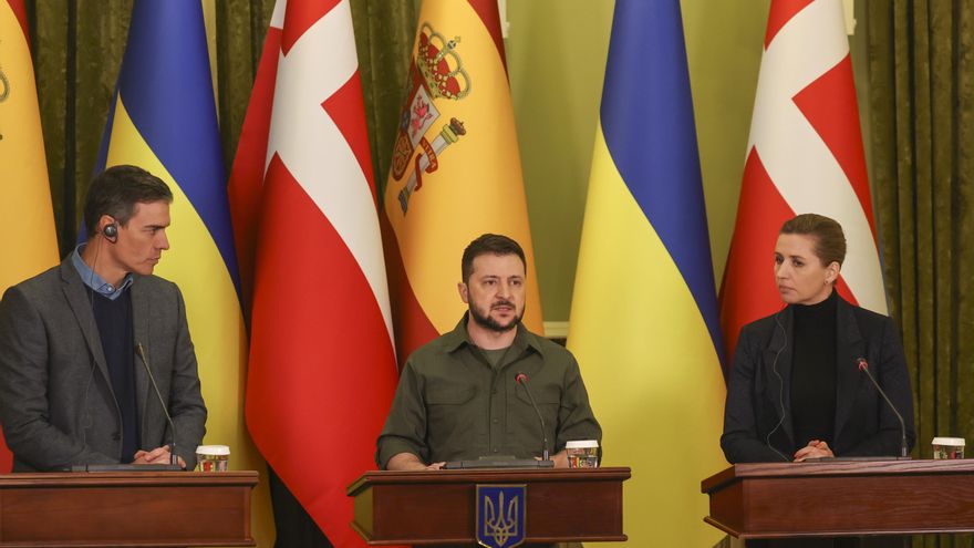 El presidente del Gobierno, Pedro Sánchez (i); el presidente de Ucrania, Volodímir Zelenski, y la primera ministra danesa, Mette Frederiksen (d), durante la rueda de prensa ofrecida al término de la reunión mantenida este jueves en Kiev.