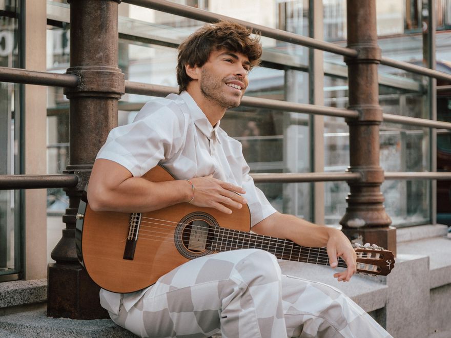Eneko Díaz, con su guitarra, en una calle del centro de Madrid