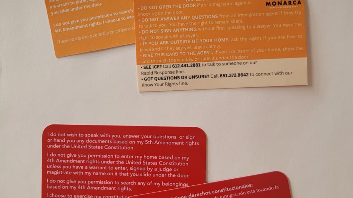En caso de interactuar con el ICE, los vecinos usan unas tarjetas con sus derechos constitucionales.