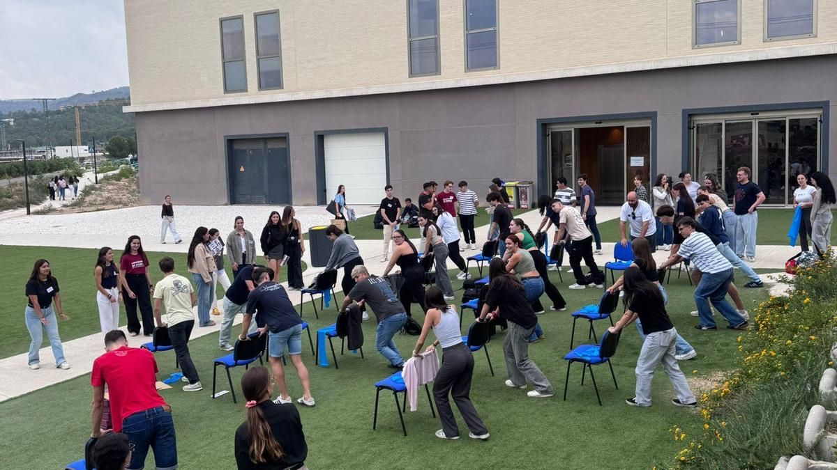 Demostración del taller de ejercicio físico para cuidadores durante la feria
