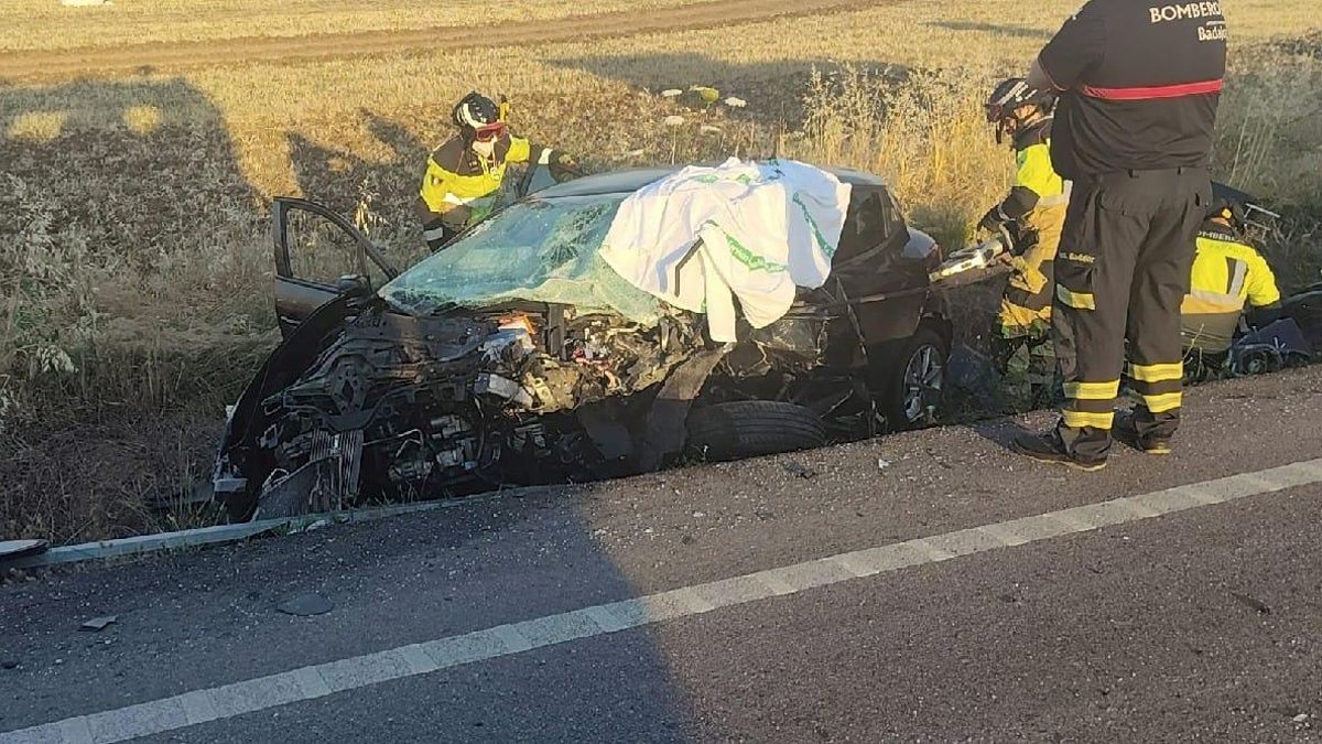 Muere una mujer y un hombre resulta herido grave tras un choque frontal en Badajoz