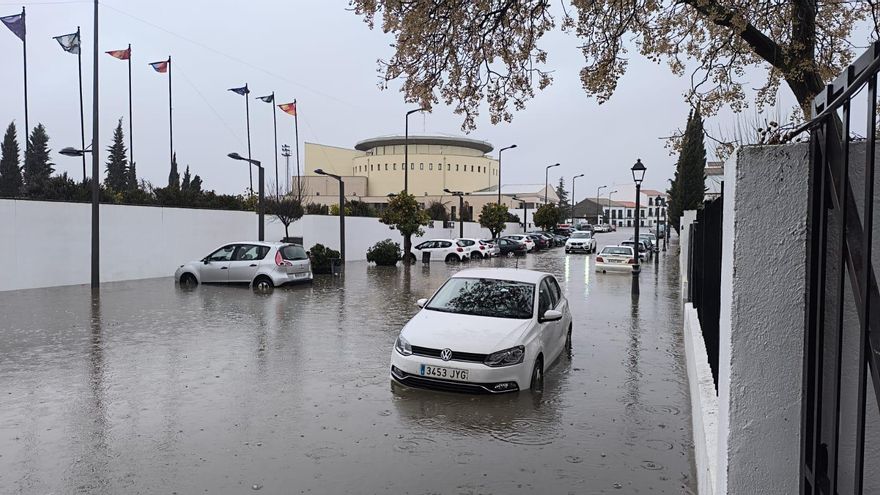 Una tromba de agua anega calles en Hinojosa del Duque