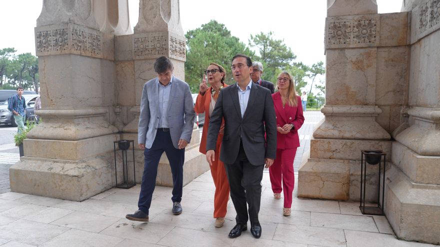 El ministro de Asuntos Exteriores, José Manuel Albares, a su llegada al Palacio de la Magdalena junto a la delegada del Gobierno en Cantabria, Eugenia Gómez de Diego, y al rector de la UIMP, Carlos Andradas, entre otros