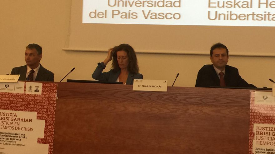 El profesor de la UPV Norberto de la Mata (izquierda) y el magistrado Urko Gimenez.