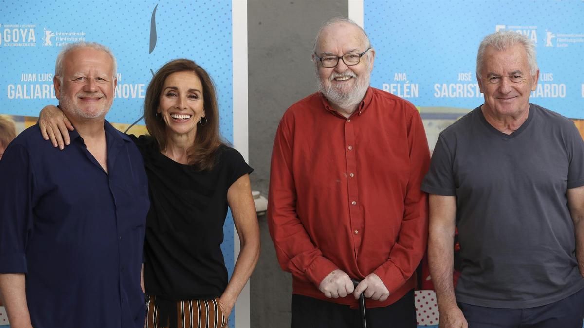 El cantante y productor Víctor Manuel, el actor Juan Echanove y la cantante Ana Belén, durante la presentación de 'El vuelo de la paloma', una comedia con guion de Rafael Azcona y dirigida por José Luis García Sánchez (2d), en la Academia de Cine en 2018