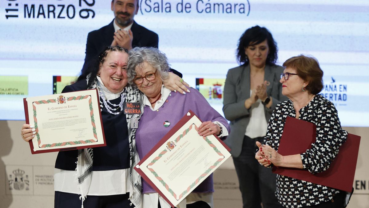 Loli Gómez Benito (i) y otras mujeres que pasaron por el Patronato de Protección a la Mujer reciben declaraciones de reparación del Gobierno, el pasado 20 de marzo en Madrid.