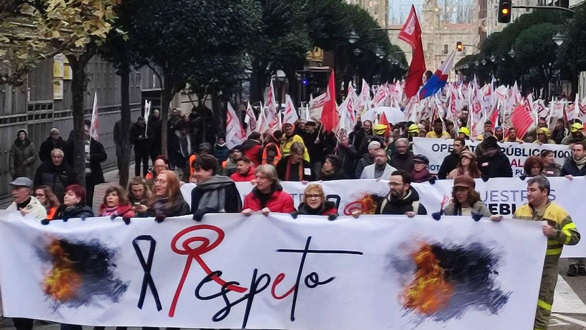 Dos mil personas claman en León contra la "nefasta gestión" de la Junta con los incendios forestales