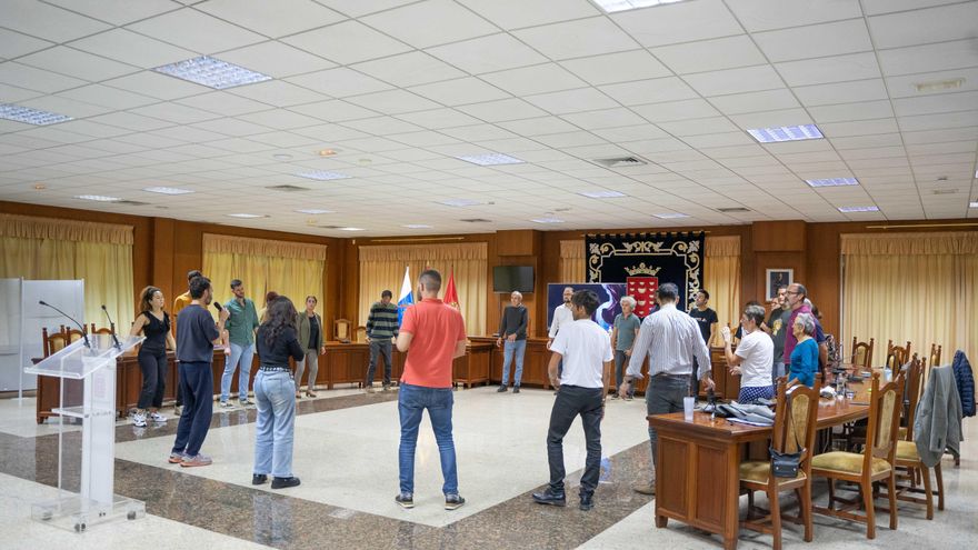 Actividad de baile en el salón de plenos del Cabildo