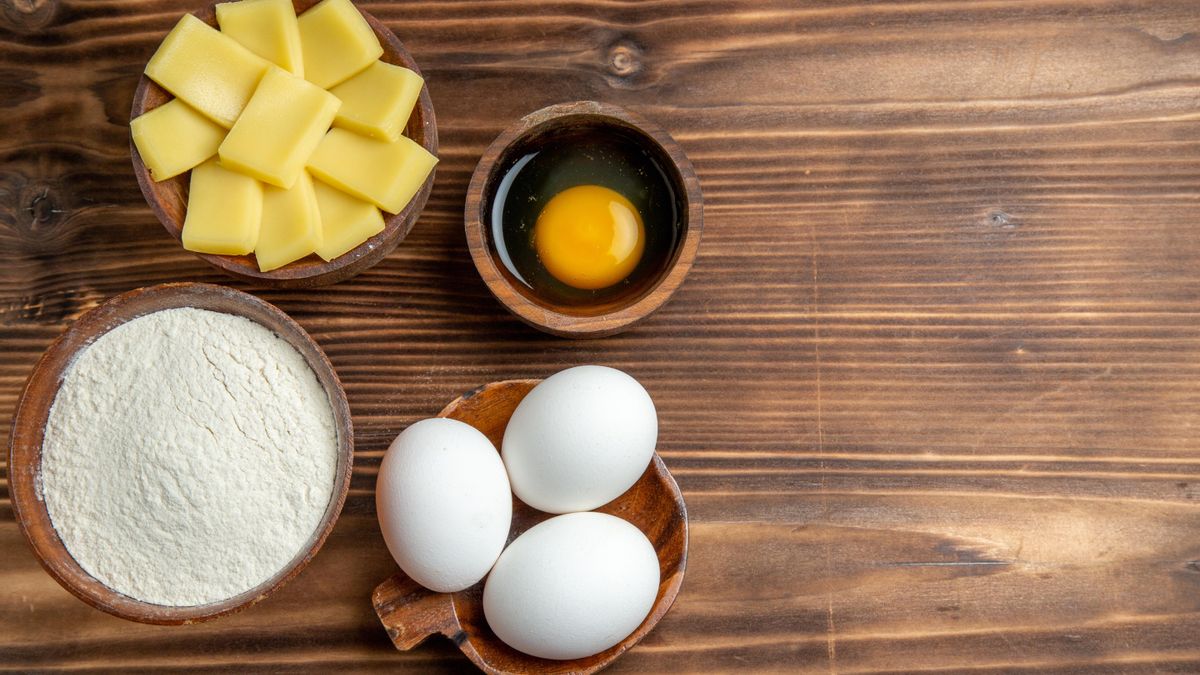 Los ingredientes que se usan en esta receta son muy básicos: huevos, mantequilla, leche, harina y azúcar