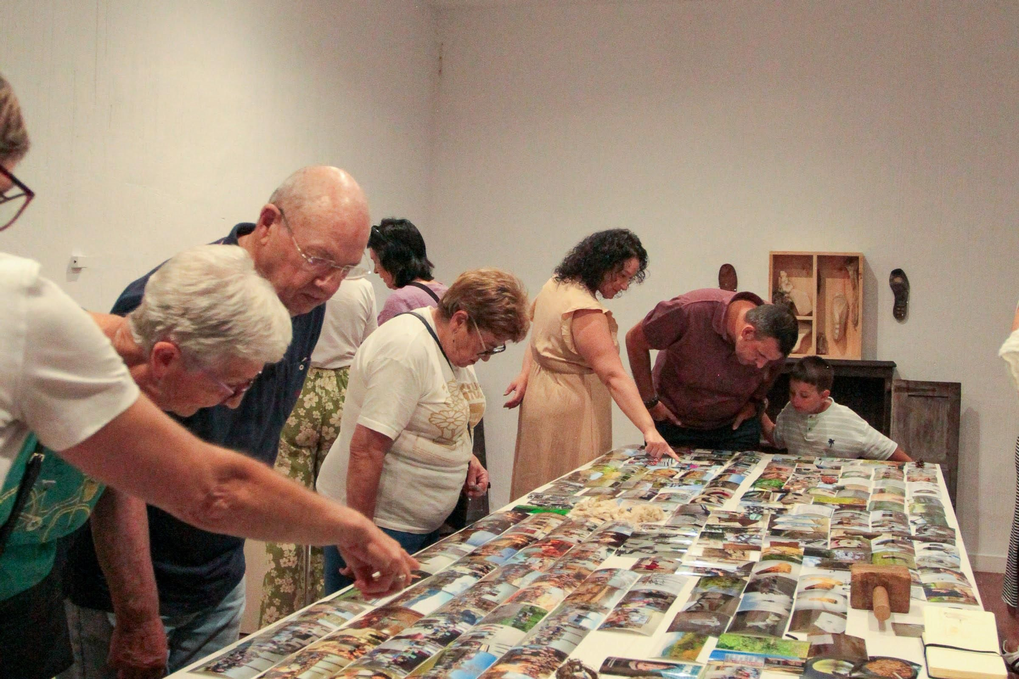 Participantes en la jornada Trashumancias revisando unas fotografías