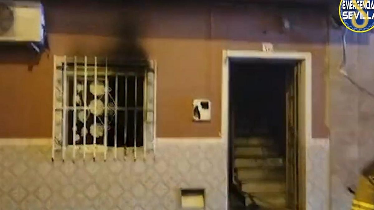 Incendio de una vivienda en la calle Torremanzana, en el barrio de Torreblanca