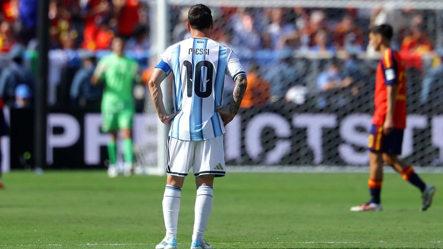 Messi, con los brazos en jarras después del gol de Ferran