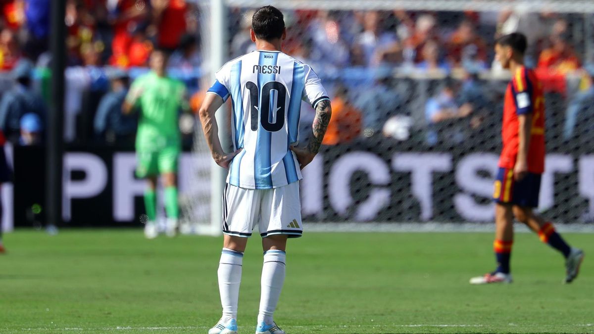 Messi, con los brazos en jarras después del gol de Ferran