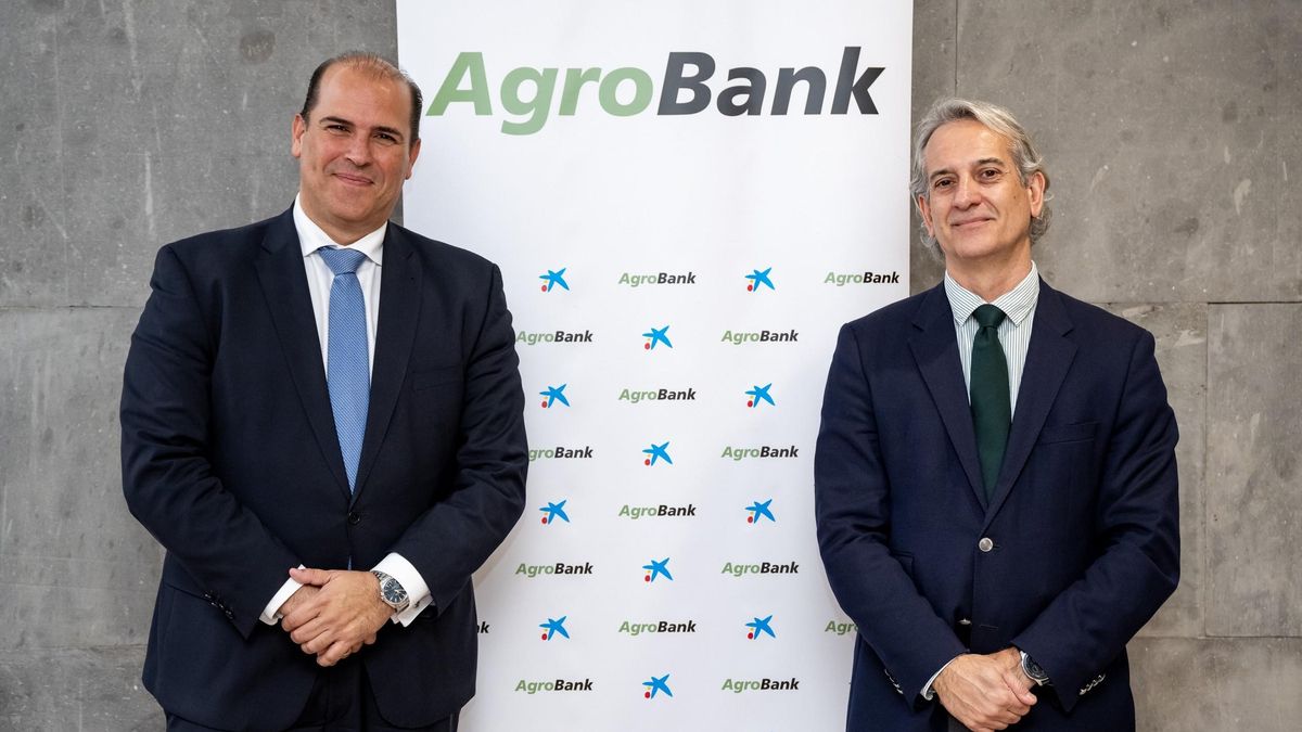 Manuel Afonso, director territorial de CaixaBank en Canarias, y  Gabriel Vázquez, director de AgroBank en las islas.