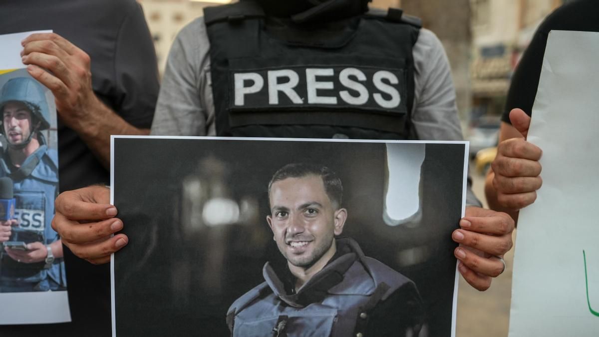 Israel mata a reporteros palestinos y veta a la prensa internacional: la otra guerra de Israel es por el relato