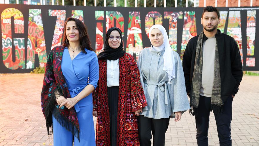 Los poetas palestinos que dan voz a quien sufre el genocidio en Gaza: “Es un grito que sale de debajo de los escombros”