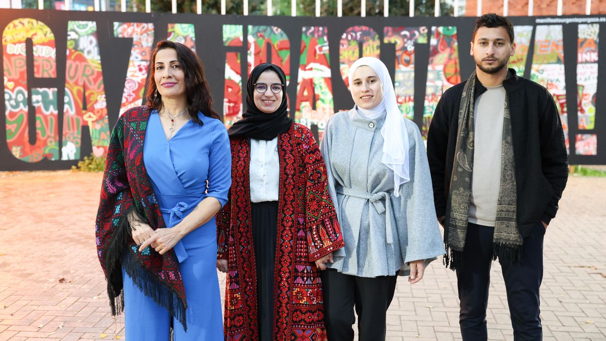 Los poetas palestinos que dan voz a quien sufre el genocidio en Gaza: “Es un grito que sale de debajo de los escombros”