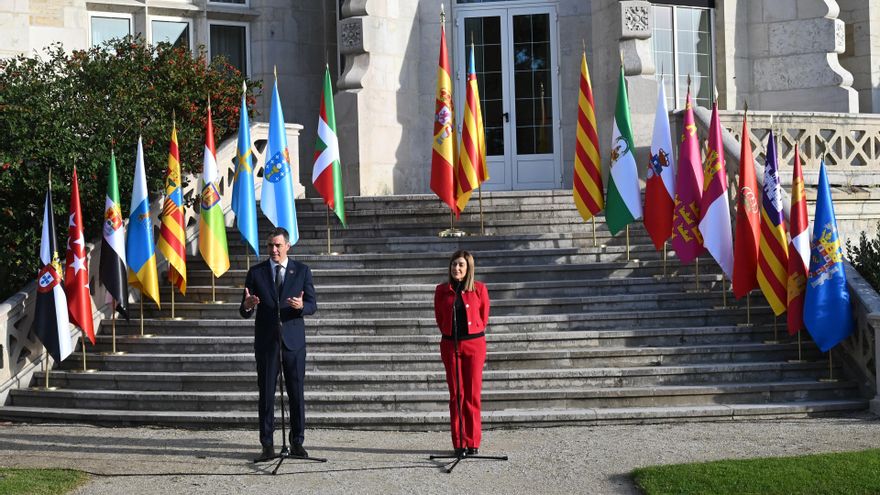 Archivo - Imagen de archivo.- El presidente del Gobierno, Pedro Sánchez, y la presidenta del Gobierno de Cantabria, María José Sáenz de Buruaga, durante la XXVII Conferencia de Presidentes, en el Palacio de la Magdalena, a 13 de diciembre de 2024.