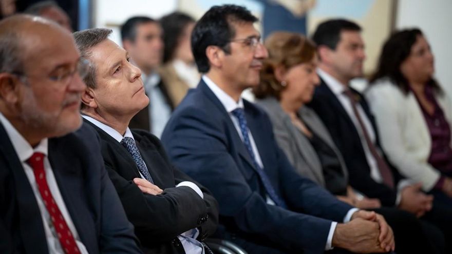 El jefe del Gobierno regional, Emiliano García-Page, preside en Toledo, la firma del Programa de Apoyo Activo al Empleo de Castilla-La Mancha junto a las cinco diputaciones provinciales