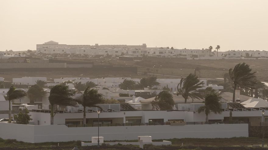 En la imagen, viento y calima en Playa Blanca (Lanzarote).