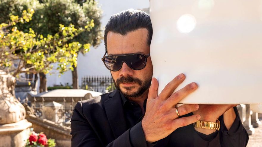 Netflix lanza el tráiler de 'Dos Tumbas', nueva serie con Álvaro Morte bajo el sello Carmen Mola que enseña más imágenes