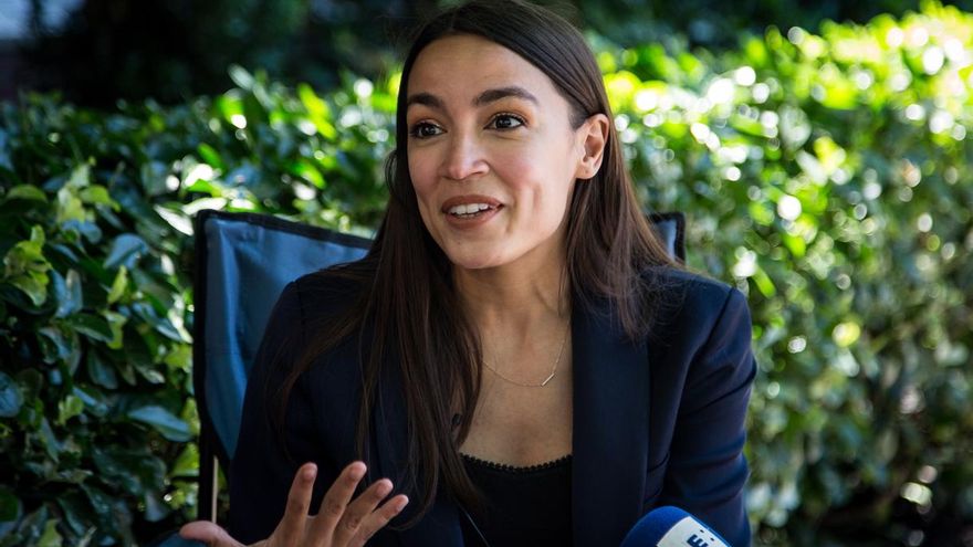 En la imagen un regisro de la congresista demócrata Alexandria Ocasio-Cortez, quien pidió, junto con otros once parlamentarios del Caucus Hispano del Congreso estadounidense, que se suspenda la reunión de la próxima semana entre el presidente Donald Trump y su homólogo mexicano, Andrés Manuel López Obrador.