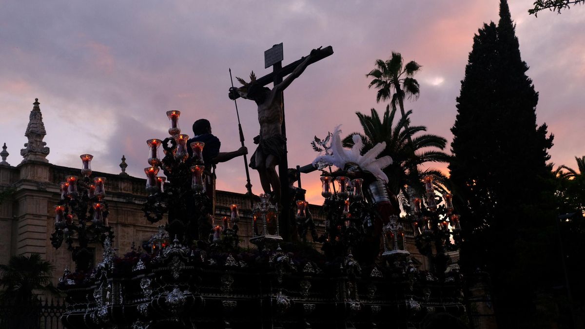 El Cristo de la Hermandad del Cerro del Águila por la calle San Fernando con un cielo malva cargado de nubes