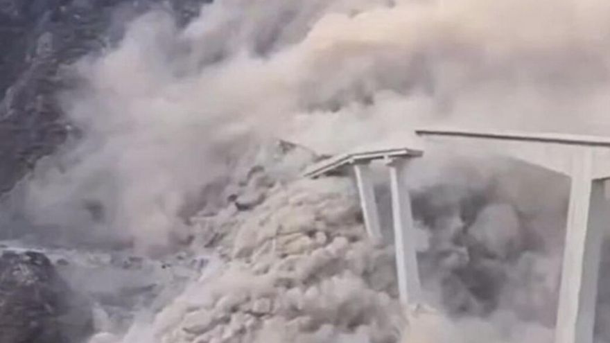 El puente Hongqi de China se viene abajo pocos meses después de haberse inaugurado y deja imágenes impactantes